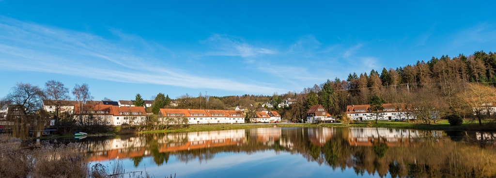 Panoramablick über den See und die Häuser in Bad Grund (Harz)