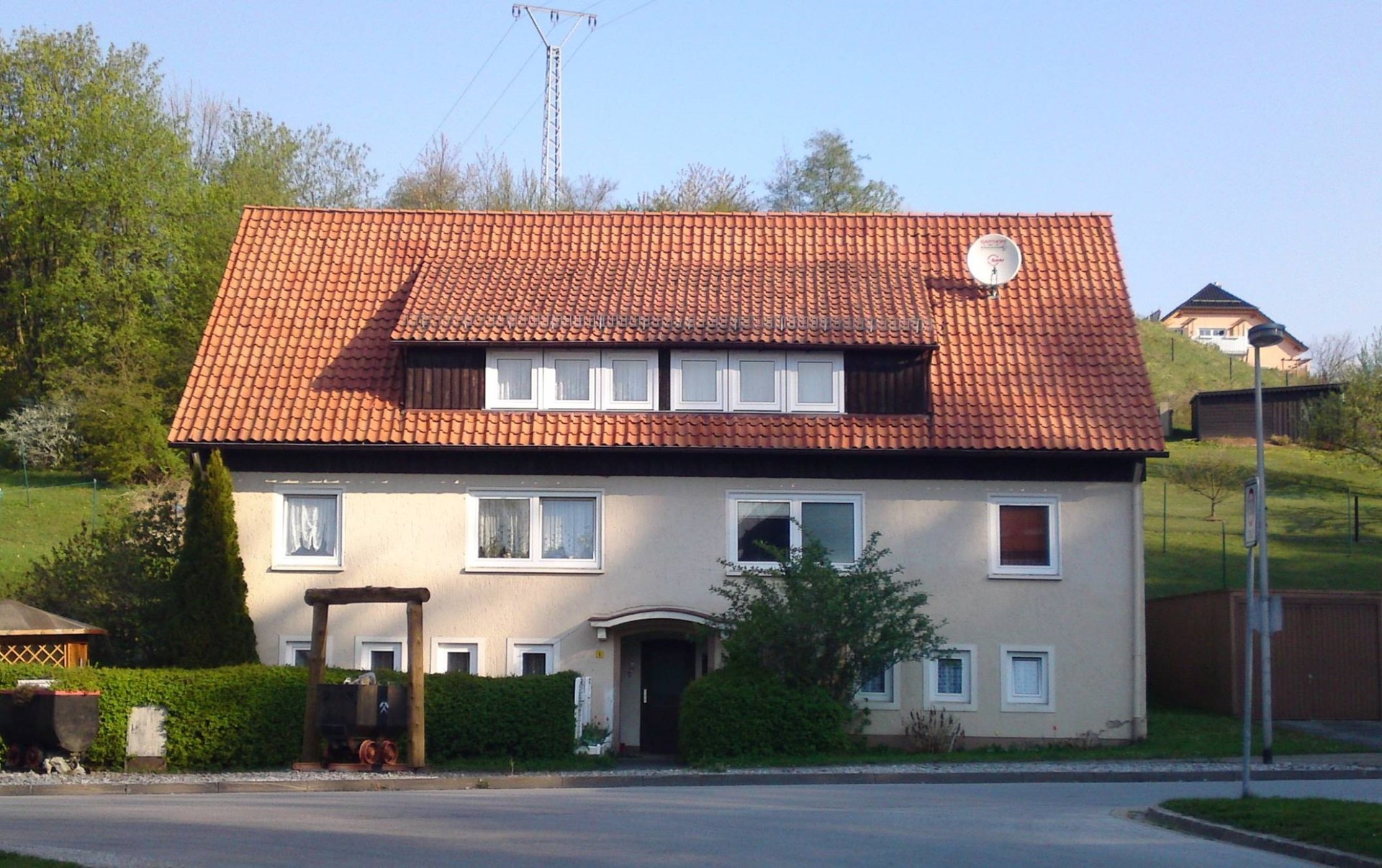 Wohngebäude mit begrüntem Vorbereich